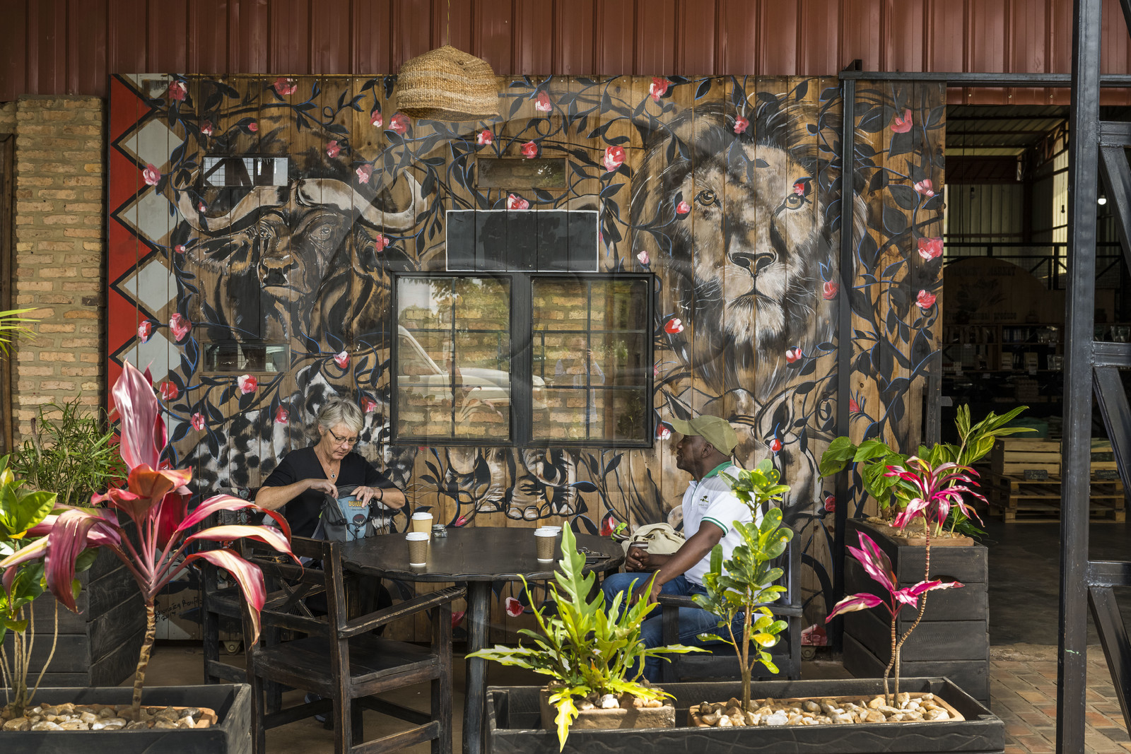 Rwanda, Province de l’Est, Imigongo Art Center, Coffee shop et vente de légumes bio sur la route de Kayonza