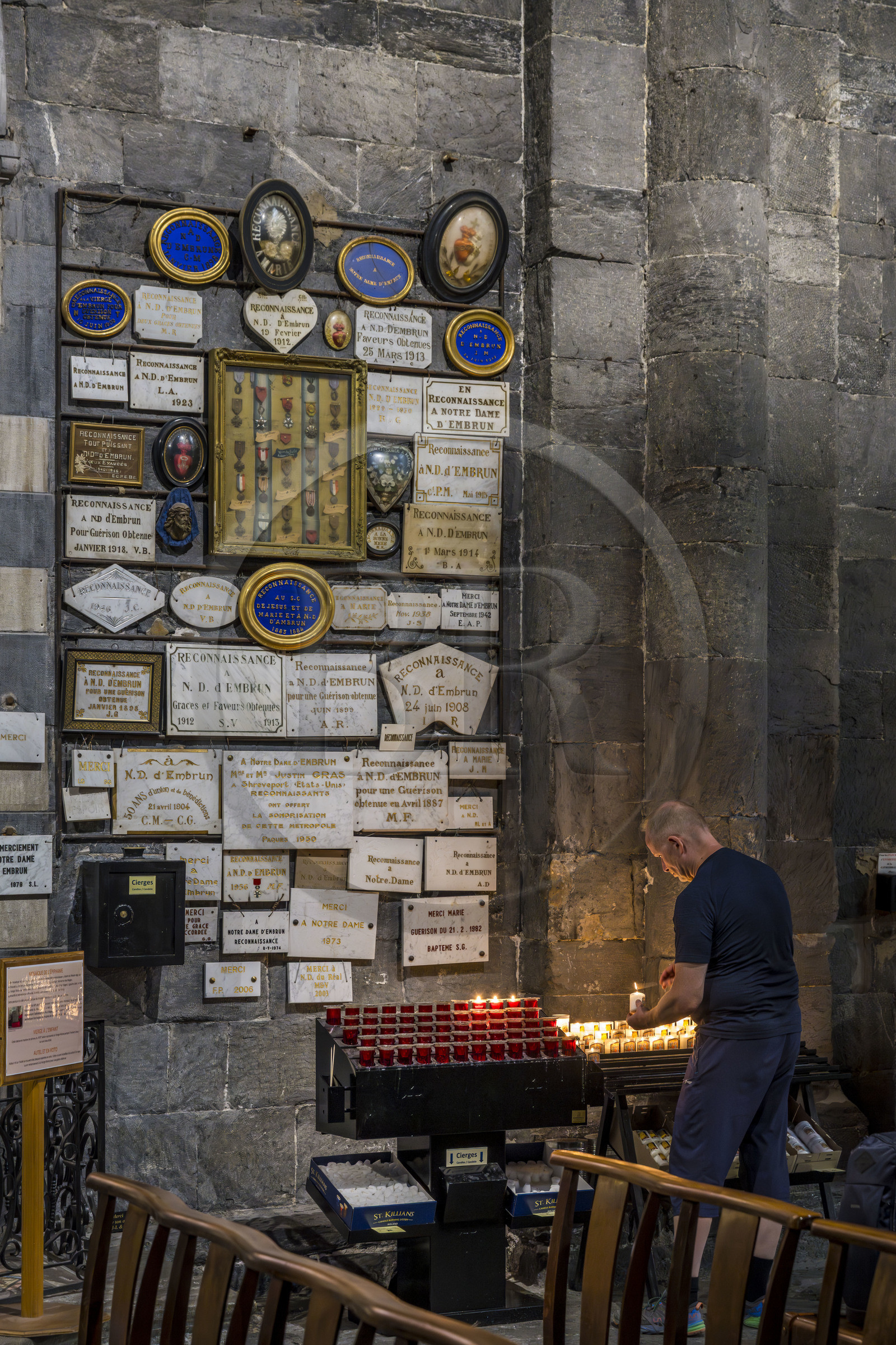 France, Hautes Alpes (05), Embrun, la cathédrale Notre Dame du Real du XII siecle, allumage d'une bougie sous les Ex-voto