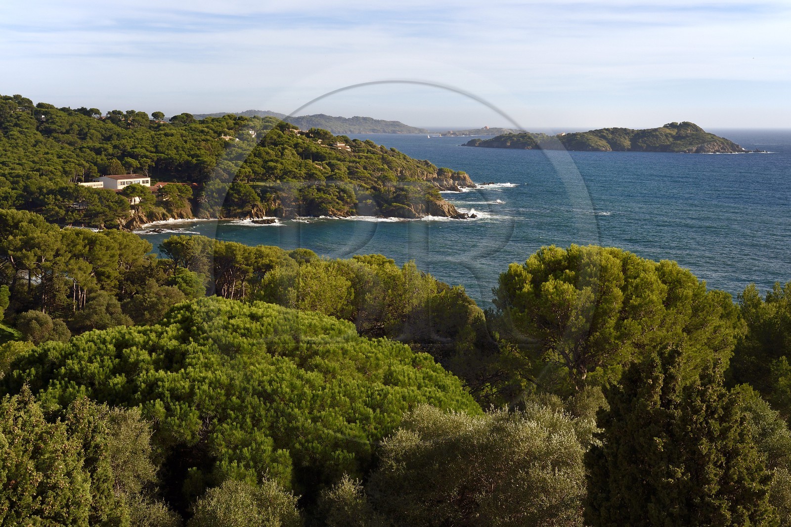 France, Var (83), Hyères, Presqu'Ile de Giens, la Pointe de la Vignette dans la Baie du Niel, l'Ile du Grand Ribaud et l'Ile de Porquerolles en arrière plan France, Var (83), Hyères, Presqu'Ile de Giens, la Pointe de la Vignette dans la Baie du Niel, l'Ile du Grand Ribaud et l'Ile de Porquerolles en arrière plan