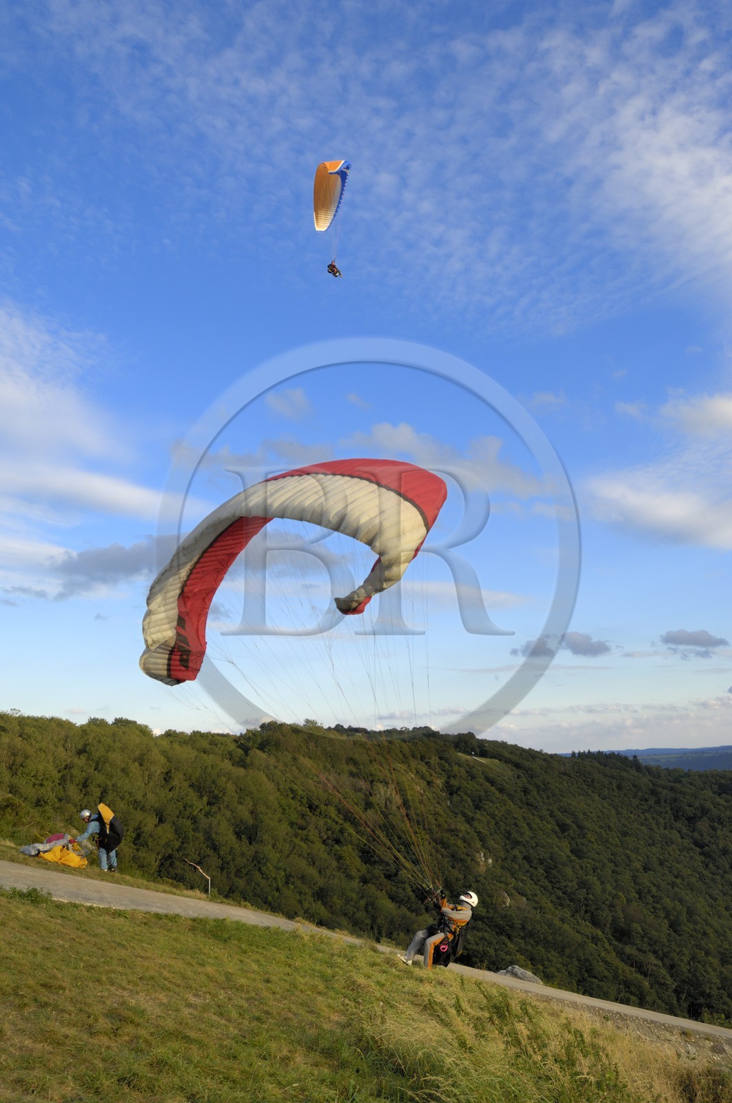 France, Calvados (14), la Suisse normande, Clécy, parapente depuis la route des crêtes qui domine la vallée de l'Orne