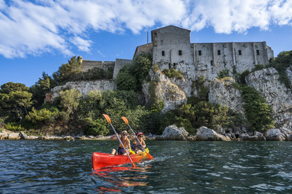 France, Alpes-Maritimes (06), Cannes, randonnée en kayak aux Iles de Lérins, en longeant la cote nord de l'Ile Sainte-Marguerite devant le Fort Royal fortifié par Vauban