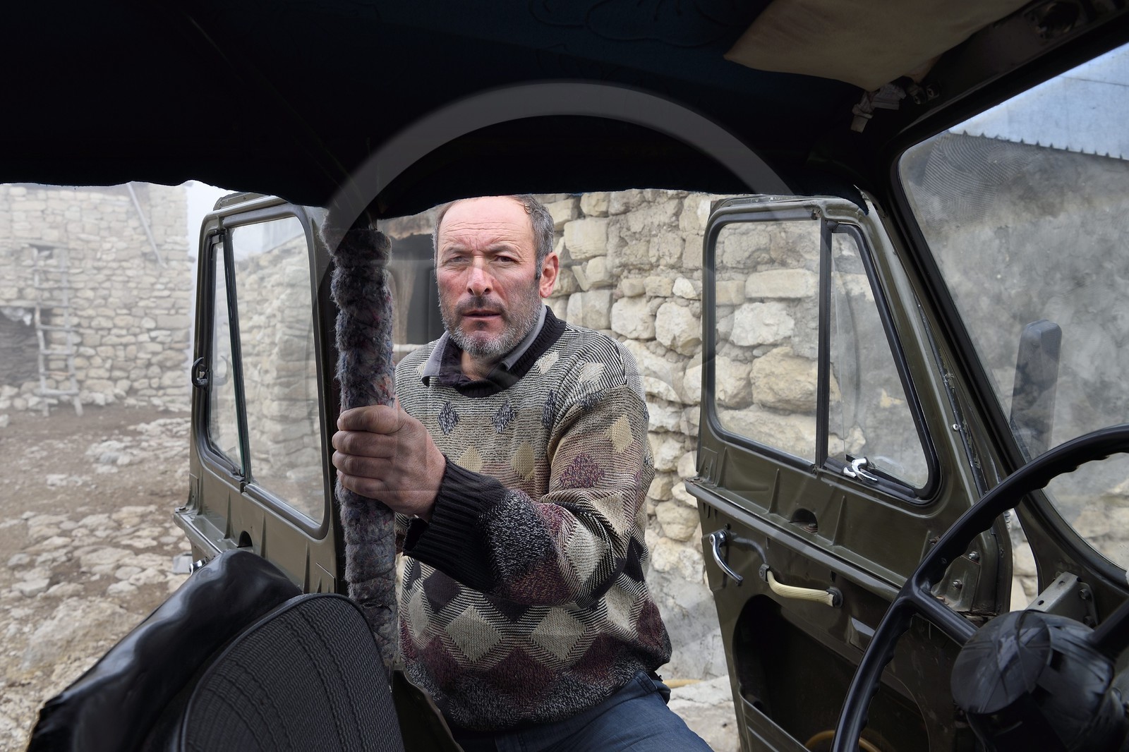 Azerbaïdjan, région de Quba (Guba), chaine de montagne du Grand Caucase, village de Giriz, 4x4 russe UAZ 469 Azerbaïdjan, région de Quba (Guba), chaine de montagne du Grand Caucase, village de Giriz, 4x4 russe UAZ 469