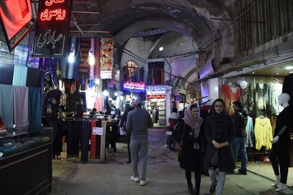 Iran, province d'Ispahan, Ispahan, Bazar-e Bozorg (Grand Bazar), immense bazar couvert qui remonte à près de 1300 ans, magasins de vetements