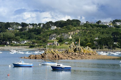France, Finistere, Plougasnou, port of Dibent and the Roc'h an Trez Braz island