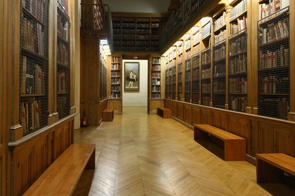 France, Paris (75), Opéra Garnier, la bibliothèque-musée de l’Opéra (BMO) faisant partie du département de la musique de la Bibliothèque nationale de France (BnF), rayonnages de livres et partitions protégés par des grilles