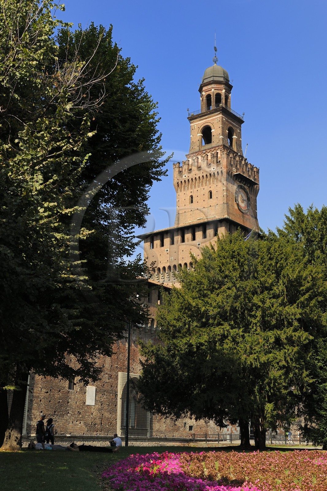 Italie, Lombardie, Milan, le Castello Sforzesco (château des Sforza), construit au XVe siècle par le duc de Milan Francesco Sforza, Torre del Filarete, la tour de l'architecte Antonio di Pietro Averlino (ou Averulino) dit le Filarète Italie, Lombardie, Milan, le Castello Sforzesco (château des Sforza), construit au XVe siècle par le duc de Milan Francesco Sforza, Torre del Filarete, la tour de l'architecte Antonio di Pietro Averlino (ou Averulino) dit le Filarète