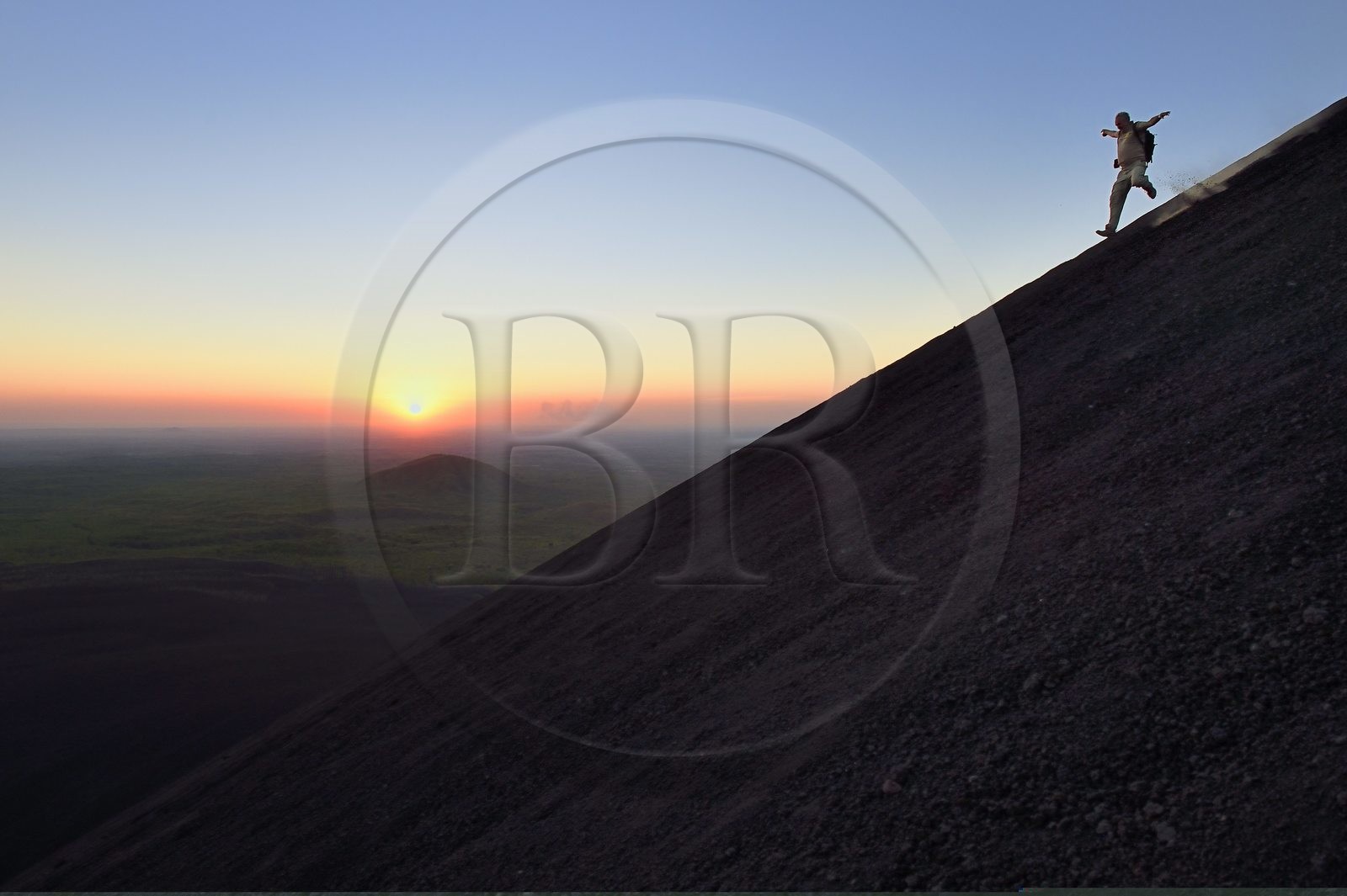 Nicaragua, région de Leon, Volcan Cerro Negro dans la cordillère des Maribios (ou Marrabios), homme courant dans les cendres de la pente du volcan