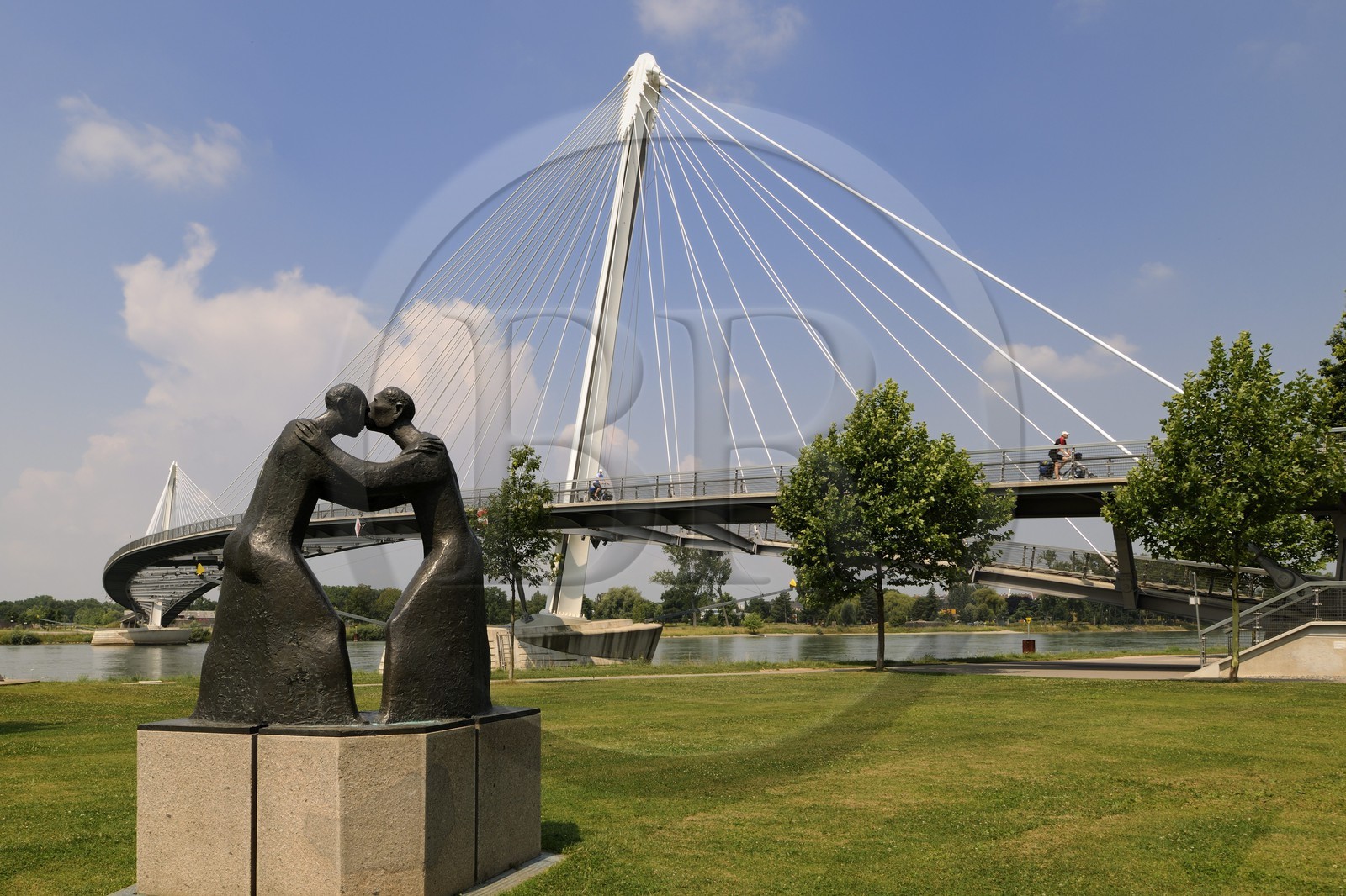 France, Bas-Rhin (67), Strasbourg, la Passerelle Mimram sur le Rhin et le Jardin des Deux Rives du côté allemand à Kehl
