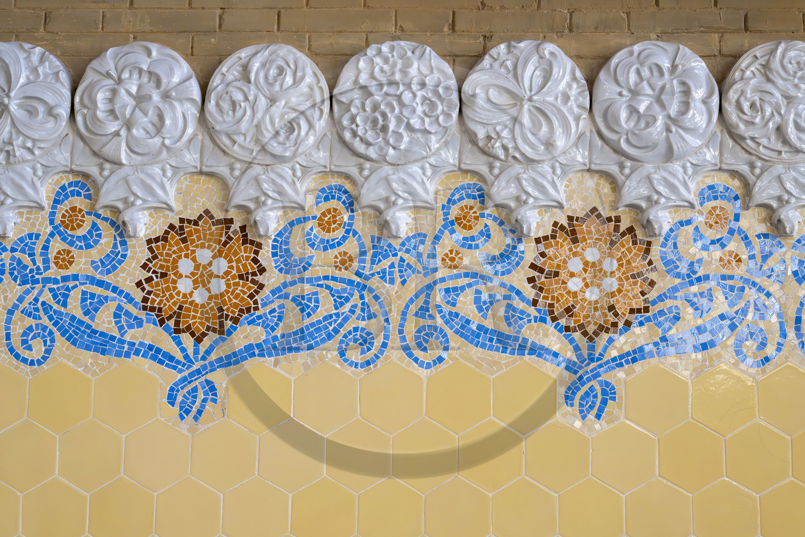 Espagne, Catalogne, Barcelone, quartier d'El Guinardo, ancien Hospital de la Santa Creu i de Sant Pau classé Patrimoine Mondial de l'UNESCO, de style moderniste par l'architecte Domenech i Montaner, aujourd'hui un musée et un centre culturel, batiment de l'administration, mosaiques décoratives au mur