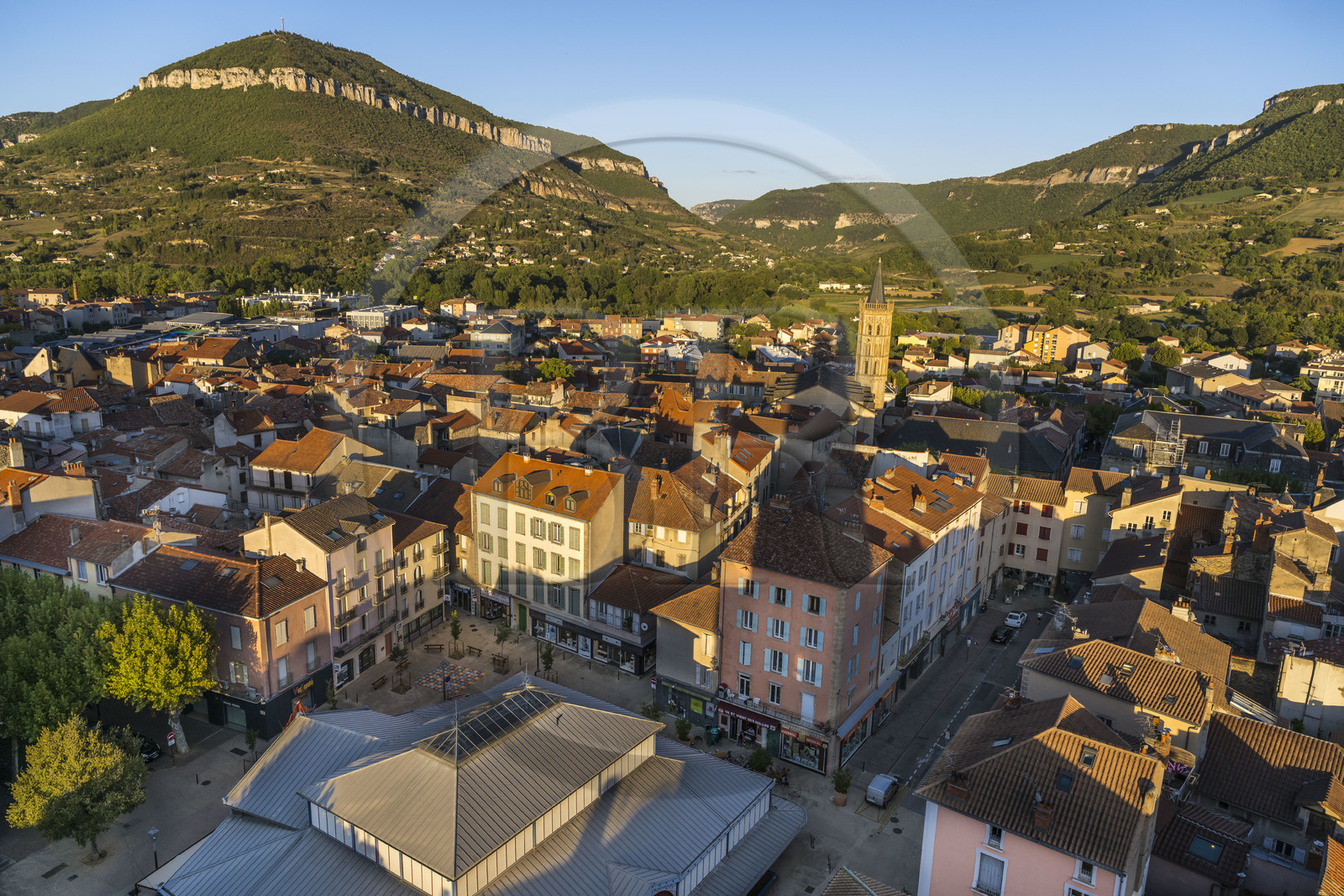 France, Aveyron (12), Millau, la halle édifiée en 1899 au coeur du centre ville, l'église Notre-Dame de l'Espinasse et le Puncho d'Agast en arrière plan
