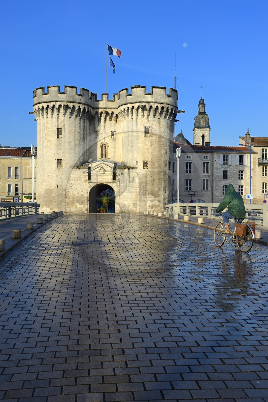 France, Meuse (55), Verdun, Porte Chaussée du XVe siècle, entrée officielle de la cité depuis sa construction, tour défensive du grand rempart qui encerclait la ville au moyen-âge vue depuis la Place de la Nation et le pont sur la Meuse