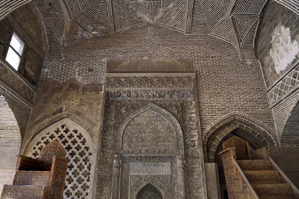 Iran, province d'Ispahan, Ispahan, Mosquée Jame, grande mosquée d'Ispahan dite aussi mosquée du vendredi, chabestan, salle du sultan Uljaitu, deux mimbar et mihrab en stuc (au centre) où les inscriptions coraniques se mêlent aux motifs floraux
