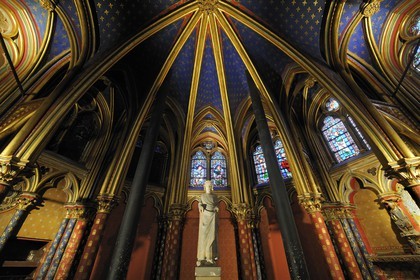 France, Paris (75), ile de la Cité, la Sainte Chapelle, statue de Saint-Louis dans la Chapelle Basse