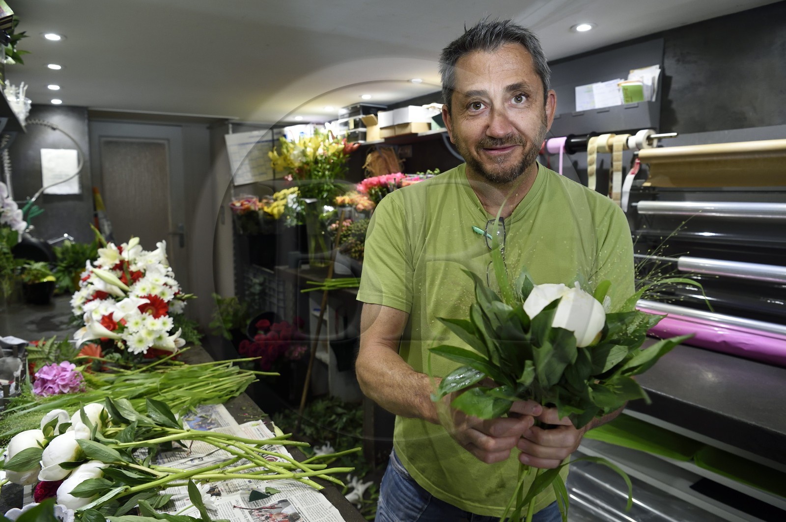 France, Alpes-Maritimes (06), Nice, le fleuriste Joseph Pinna tenant un pivoine blanc dans sa boutique Arc en ciel fleurs rue Barberis