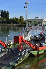 France, Seine-Maritime (76), Parc naturel régional des Boucles de la Seine normande, traversée du bac auto au village de La Bouille