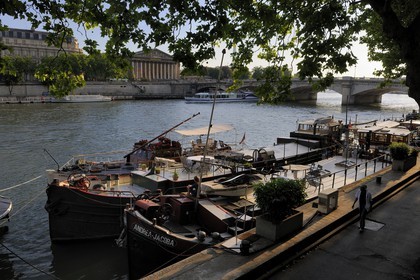 France, Paris (75), les rives de la Seine classées Patrimoine Mondiale de l'UNESCO, péniches au port des Tuileries avec le Palais Bourbon au fond