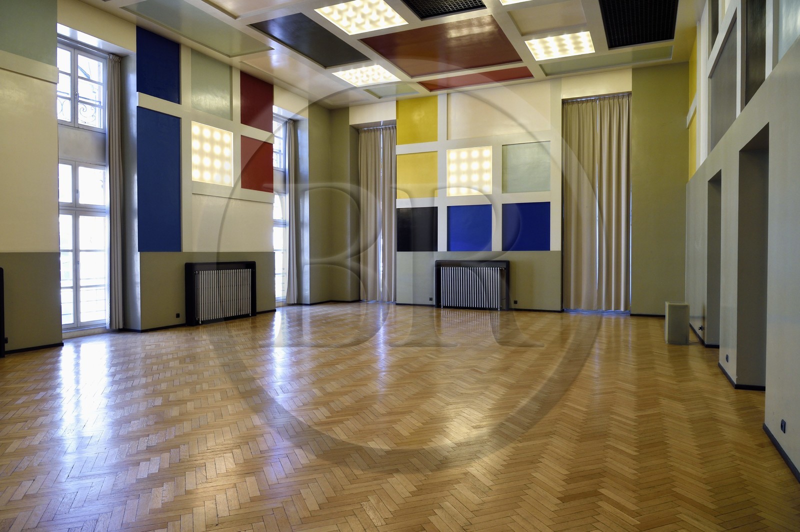 France, Bas-Rhin (67), Strasbourg, vieille ville classée au Patrimoine Mondial de l'UNESCO, Place Kléber, salle de l'Aubette art Deco décorée par les dadaistes Jean Arp et Sophie Taeuber-Arp à la fin des années 1920, la salle des fêtes