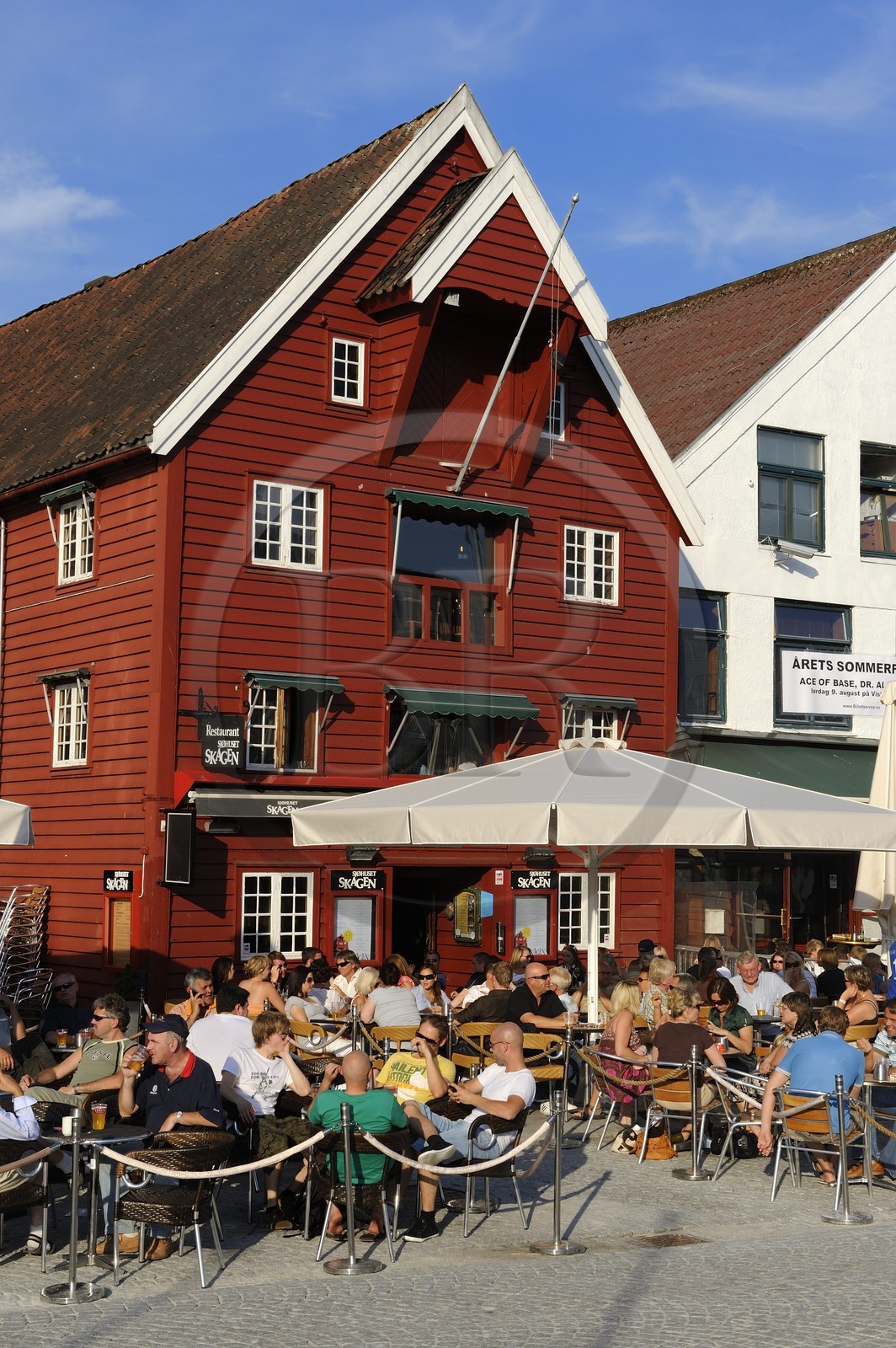Norvège, Rogaland, Stavanger, terrasse de café sur le vieux port (Vagen)