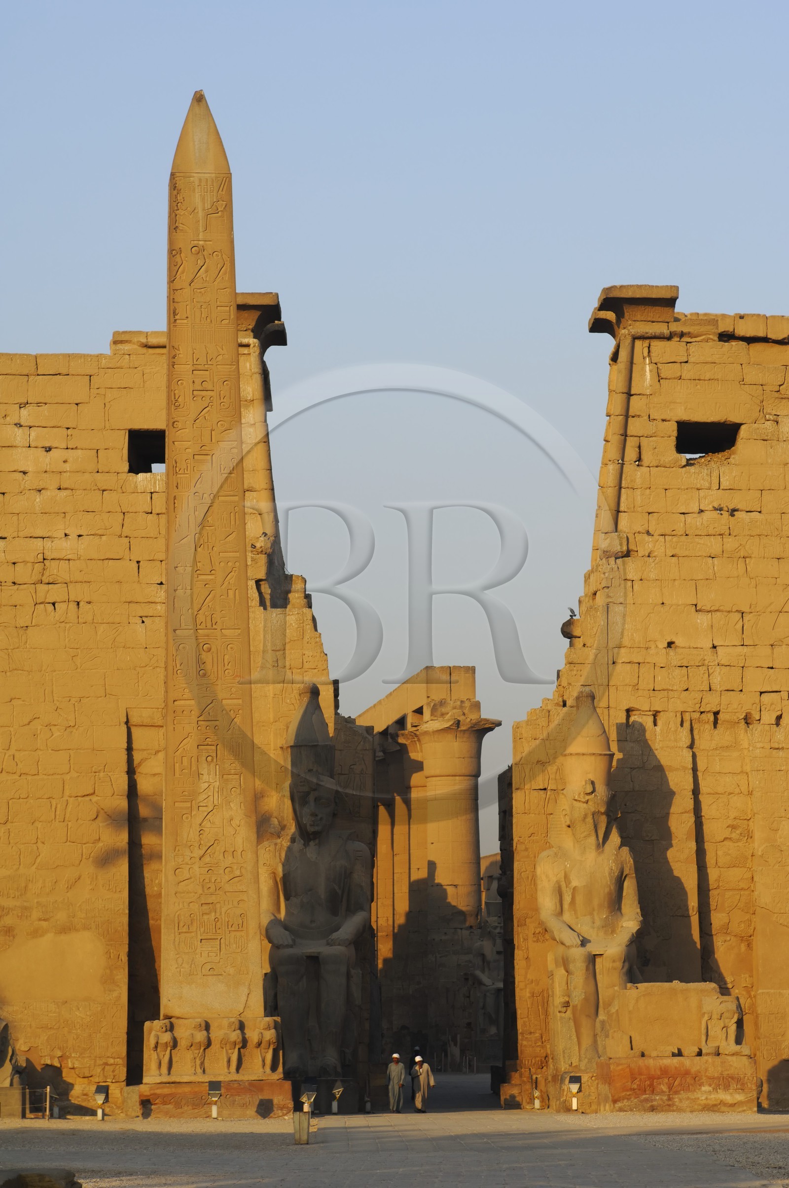 Egypte, Haute Egypte, vallée du Nil, temple de Louxor classé Patrimoine Mondial de l'UNESCO, le 1er pylone et l'obélisque