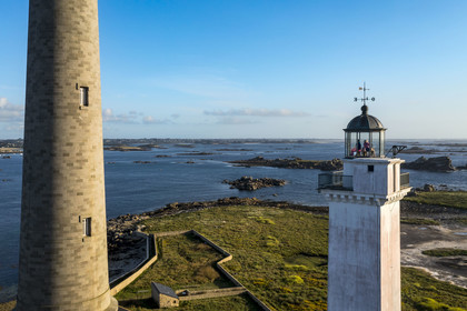 France, Finistère (29), Pays des Abers, Ile Vierge dans l'archipel de Lilia, le phare de l'Ile Vierge, le plus haut phare d'Europe avec 82,5 mètres, apéro avec vue sur l'estuaire de l'Aber Wrac'h depuis le sommet de l'ancien phare de 1845 transformé en écogite (vue aérienne)