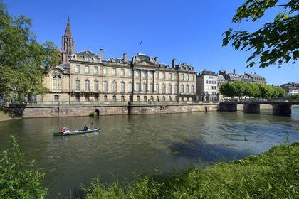 France, Bas-Rhin (67), Strasbourg, vieille ville classée au Patrimoine Mondial de l'UNESCO, le Palais des Rohan sur les bords de l'Ill qui abrite le Musée des Arts Décoratifs ainsi que des Beaux-Arts et d'archéologie, la cathédrale Notre Dame en arrière plan