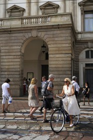 Italie, Lombardie, Milan, Piazza della Scala, une cycliste devant le théatre lyrique de la Scala
