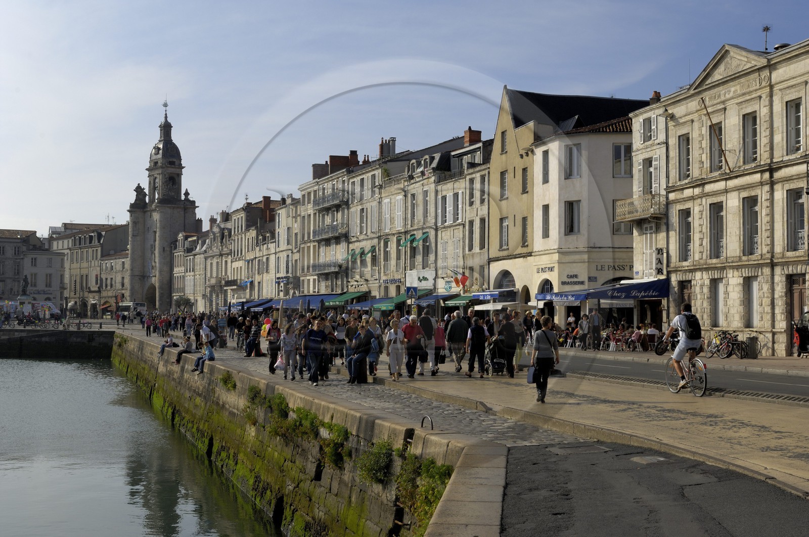 France, Charente-Maritime (17), La Rochelle, le Vieux Port, la Porte de la Grosse Horloge au bout du quai Duperré