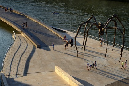 Espagne, Biscaye, Pays Basque espagnol, Bilbao, le musée Guggenheim de l'architecte Frank Gehry et la sculpture en forme d' Araignée de Louise Bourgeois intitulée Maman