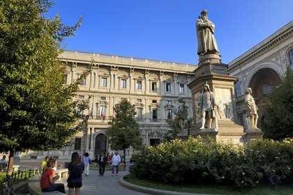 Italy, Lombardy, Milan, Piazza della Scala, in the middle statue dedicated to Leonardo da Vinci and the entry of Vittorio Emmanuel II Gallery in the background