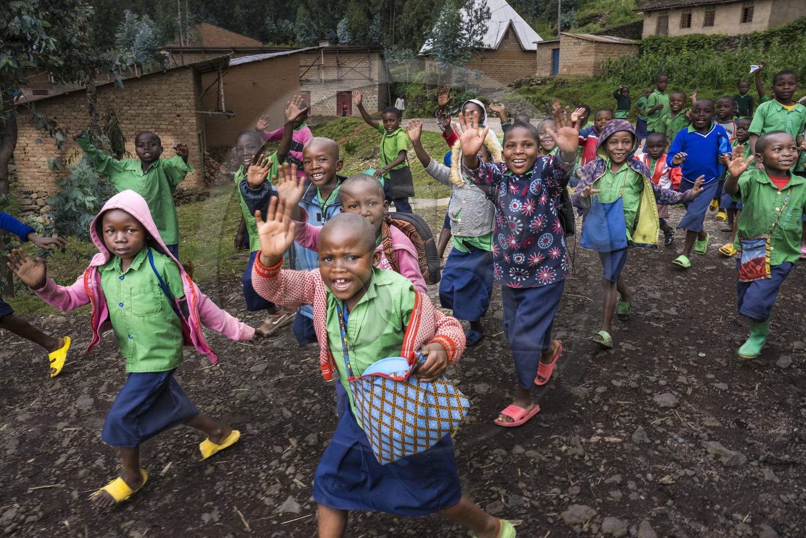 Rwanda, Province du Nord, District de Musanze (Ruhengeri), Busogo, enfants de l'ecole primaire Ubuyanja Nyabirehe sur les pentes du mont Karisimbi dans les montagnes des Virunga à la sortie du Parc national des Volcans où vivent les gorilles, 10% des revenus du tourisme des gorilles sont reversés aux communautés locales