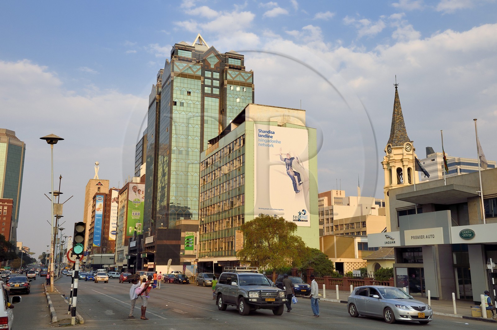 Zimbabwe, Harare, Samora Machel Avenue dans le centre ville