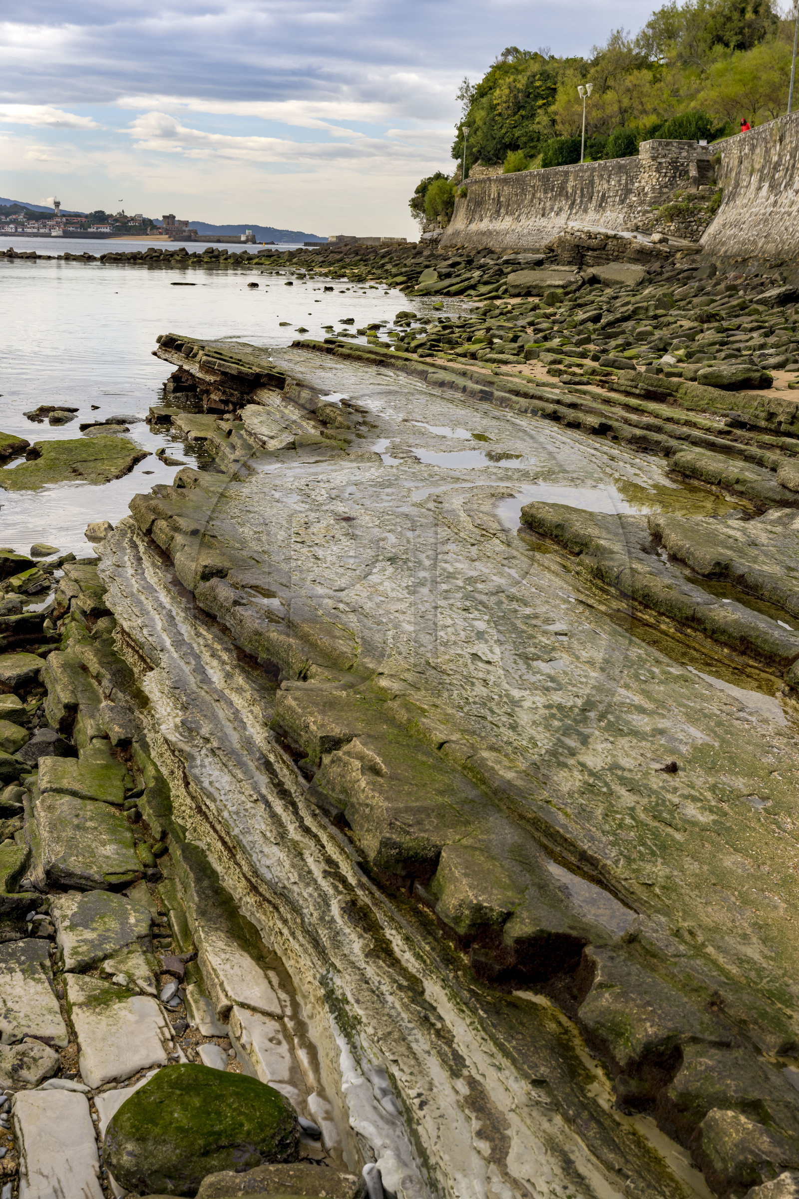 France, Pyrénées-Atlantiques (64), Pays-Basque, Saint-Jean-de-Luz, rochers de la plage de la Pointe Sainte Barbe à marée basse