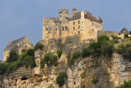 France, Dordogne (24), Périgord Noir, vallée de la Dordogne, Beynac-et-Cazenac, labellisé Les Plus Beaux Villages de France, château sur un éperon rocheux au dessus de la rivière Dordogne