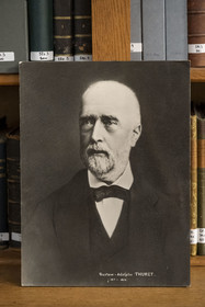 France, Alpes-Maritimes (06), Antibes, Le Jardin Botanique de la Villa Thuret (rattachée à l'INRAE), labellisé Jardin Remarquable et Arbre Remarquable, la bibliothèque, portrait du botaniste et algologue Gustave Thuret