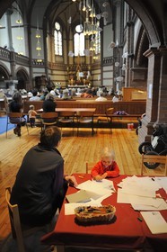 Norvège, Oslo, église de Grünerlokka, les plus jeunes enfants dessinent pendant l'office