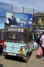 Sri Lanka, province de l'ouest, district de Colombo, Colombo, tuk-tuk dans le bazar Pettah et panneau publicitaire