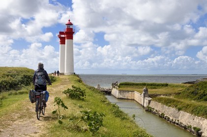 France, Charente-Maritime (17), Ile d'Aix, Fort de la Rade, phare de l'ile à deux tours construit en 1840 et fossés des fortifications à droite, cycliste faisant la véloroute La Flow Vélo