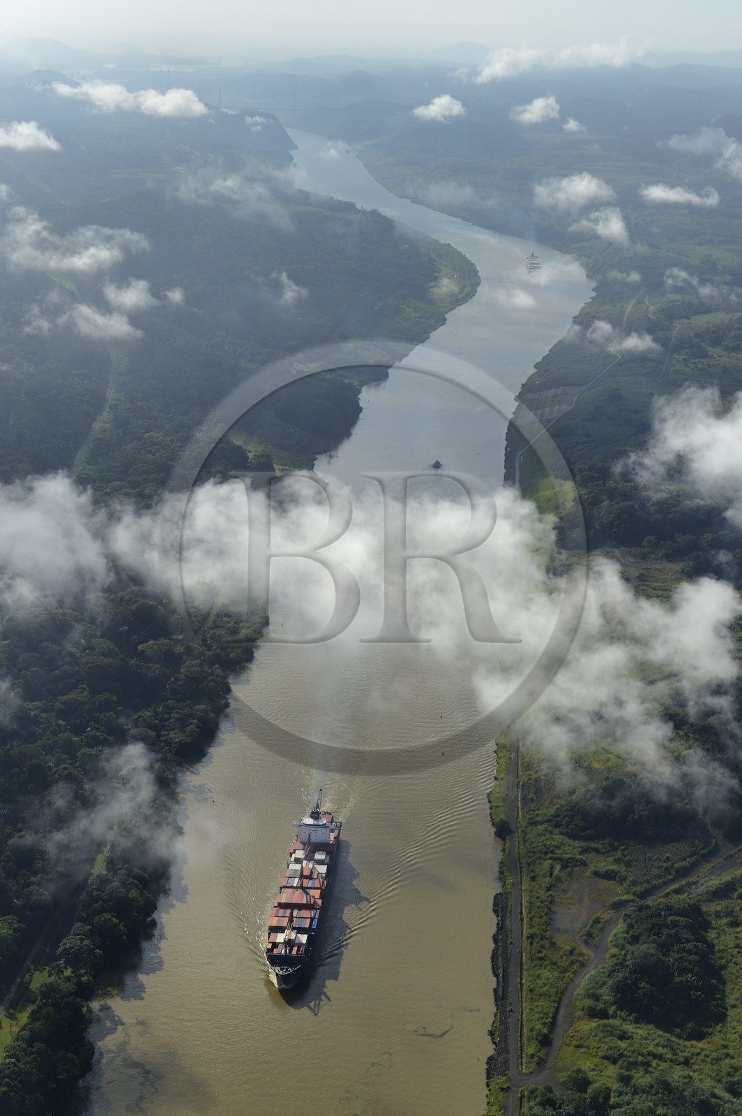 Panama, Canal de Panama, un cargo Panamax porte-conteneurs emprunte la coupe Gaillard (ou coupe Culebra) entre les écluses Pedro Miguel du côté Pacifique et la rivière Chagres menant au lac Gatun (vue aérienne)