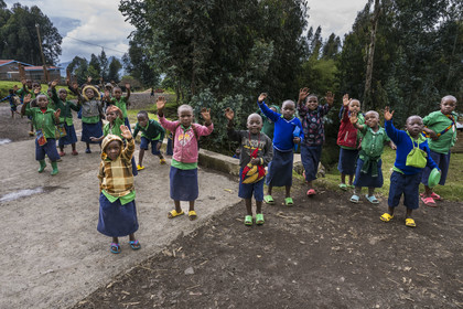 Rwanda, Province du Nord, District de Musanze (Ruhengeri), Busogo, enfants de l'ecole primaire Ubuyanja Nyabirehe sur les pentes du mont Karisimbi dans les montagnes des Virunga à la sortie du Parc national des Volcans où vivent les gorilles, 10% des revenus du tourisme des gorilles sont reversés aux communautés locales