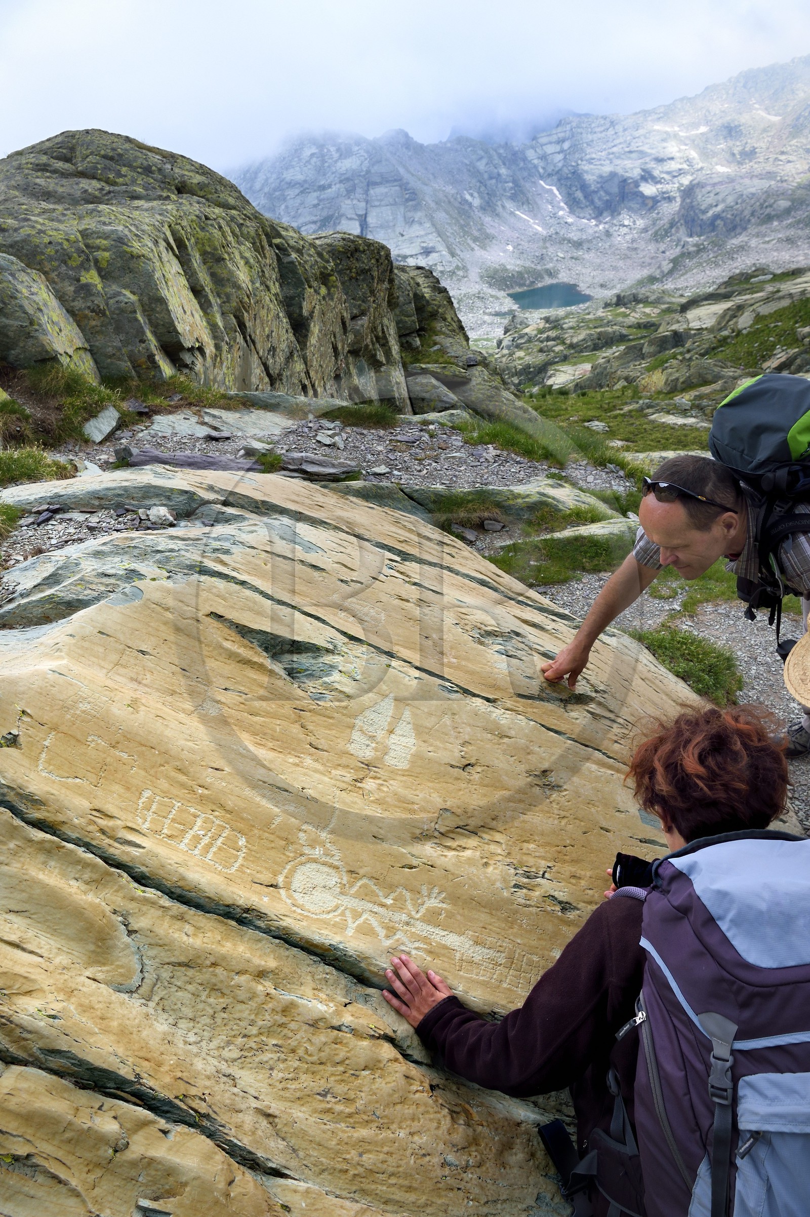 France, Alpes-Maritimes (06), parc national du Mercantour, Vallée des Merveilles parsemée de milliers de gravures rupestres de l'Age de bronze, Pas de l'Arpette, gravure baptisée l'Anthropomorphe aux bras en zigzag, un réticulé de cases qui symboliserait les champs cultivés à gauche et deux poignards