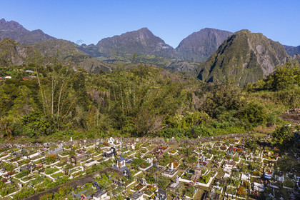 France, Ile de la Reunion, Cirque de Salazie, classé Patrimoine Mondial de l'UNESCO, Hell-Bourg, labellisé les Plus Beaux Villages de France, le cimetière constitué de tombes en pleine terre fleuries naturellement, le Piton d'Anchaing en arrière plan (vue aérienne)