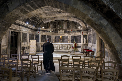 France, Bouches-du-Rhône (13), Tarascon, la collégiale royale Sainte-Marthe érigée aux XIe et XIIe siècles, la crypte du IVe siècle remaniée au XVIIe siècle, abrite le sarcophage paléochrétien en marbre blanc (du début du IVe siècle) qui contient les reliques de Sainte-Marthe