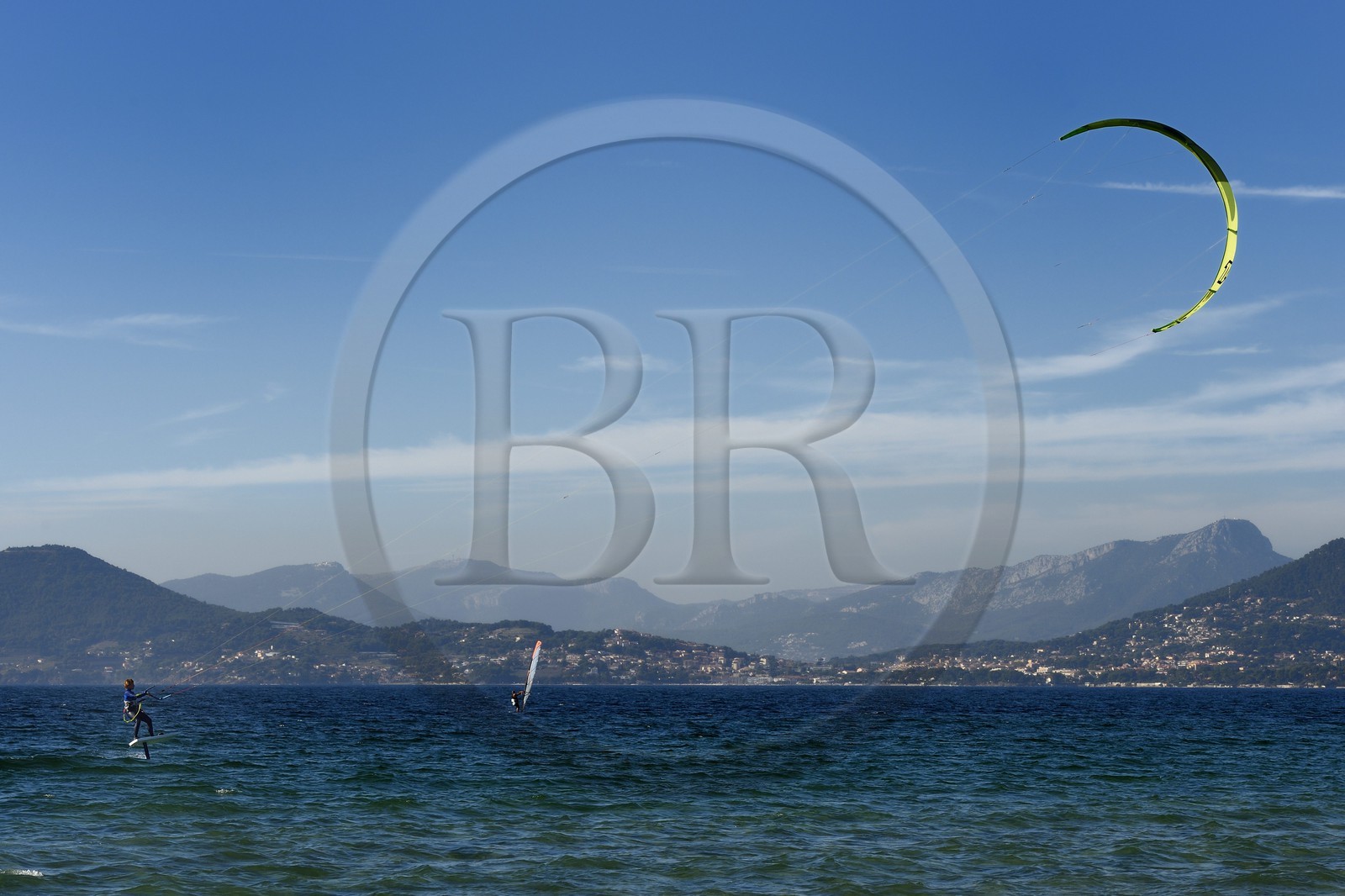 France, Var (83), Hyères, Presqu'Ile de Giens, plage de l'Almanarre, Ariane Imbert en kitefoil, triple championne de France de Kitesurf et vice-championne du monde de Race 2014