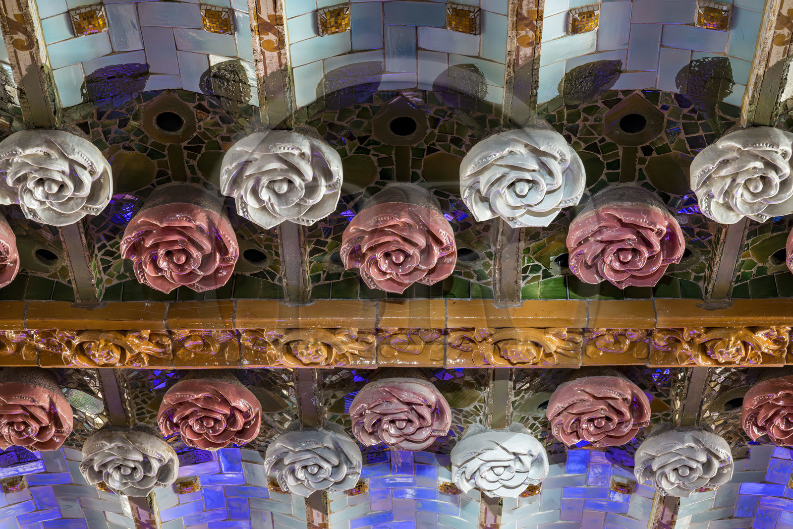 Espagne, Catalogne, Barcelone, Palau de la Musica Catalana (palais de la musique catalane), salle de concert dessinée par l'architecte du modernisme catalan Lluis Domènech i Montaner, site classé au Patrimoine Mondial de l'UNESCO, plafonds décorés avec des roses rouges et blanches en céramique