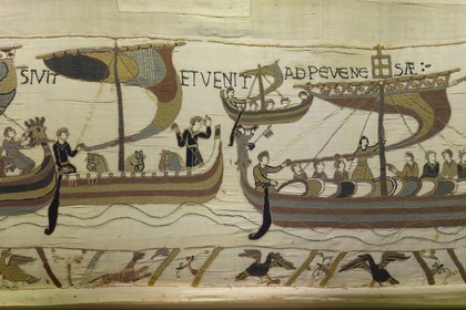 France, Calvados (14), Bayeux, musée de la tapisserie, tapisserie de Bayeux, la tapisserie dite de la Reine Mathilde classée Mémoire du monde par l'UNESCO qui raconte l'invasion de l'angleterre par Guillaume Le Conquérant, drakkar
