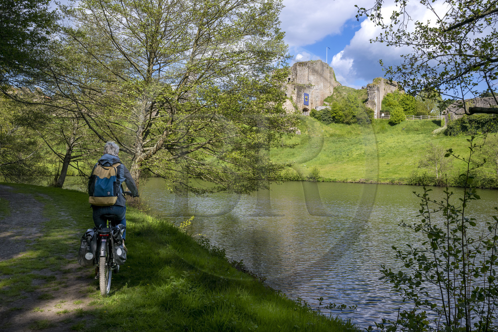 France, Vendée (85), Tiffauges, le chateau de Tiffauges,  ancien chateau fort en ruines où résida Gilles de Rais, randonnée à vélo