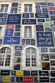 France, Loir et Cher (41), Blois, musée de l'Objet, façade réalisée par Ben