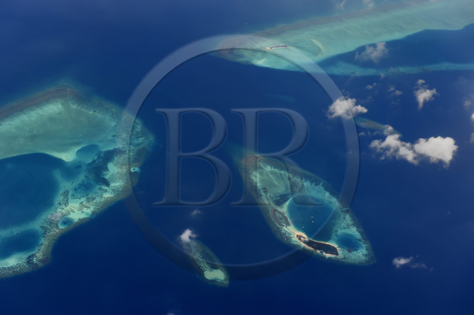 Maldives, Ile et atoll privé (vue aérienne)