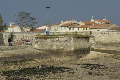 France, Charente-Maritime (17), Ile d'Aix, le bourg, les remparts à l'Est