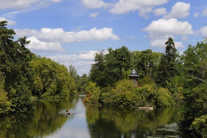 France, Paris (75), le Bois de Boulogne, promenade en barque autours des iles du Lac Inférieur et le Kiosque de l'Empereur dessiné par Davioud